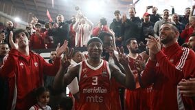 Στην εξέδρα των οργανωμένων οπαδών του Ολυμπιακού οι παίκτες του Ερυθρού Αστέρα!