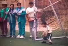 Ο πιτσιρικάς-σόουμαν: Αποκρούει… χορεύοντας και κλέβει την παράσταση! (vid)