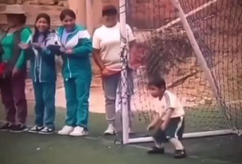 Ο πιτσιρικάς-σόουμαν: Αποκρούει… χορεύοντας και κλέβει την παράσταση! (vid)