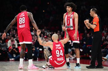 Τα «ερυθρόλευκα» χαμόγελα και τα αυτόγραφα στον κόσμο - Η παρακάμερα του Ολυμπιακού (vid)