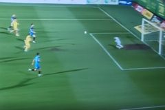 Απίστευτο γκολ στην Κροατία: Η μπάλα βρήκε σε λακκούβα και κατέληξε στα δίχτυα! (vid)