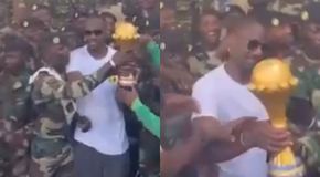 Απίστευτο: Ο προπονητής της Σενεγάλης πήγε το τρόπαιο του Copa Africa σε στρατιωτική βάση (vid)