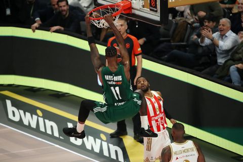 Εντυπωσιακή συνεργασία Λεσόρ και Χέιζ-Ντέιβις με κάρφωμα απέναντι στον Ερυθρό Αστέρα (vid)