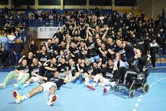 Οι φίλοι του ΠΑΟΚ γιόρτασαν με πυρσούς και συνθήματα τα γενέθλια του συλλόγου: «Χρόνια πολλά Δικέφαλε» (vid)