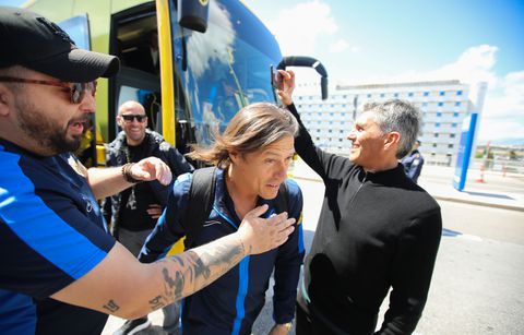 Οπαδοί της ΑΕΚ εμψύχωσαν την ομάδα στο αεροδρόμιο πριν από την αναχώρηση για Θεσσαλονίκη (vid)