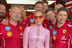 Η Τζένιφερ Λόπεζ εξέπληξε τους πάντες με την εμφάνισή της στο box της Ferrari (pics & vid)