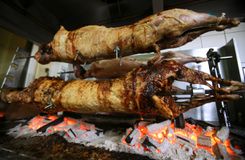 Με λιακάδα το σούβλισμα του αρνιού – Στους 26 βαθμούς η θερμοκρασία