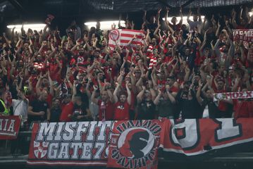 Σείεται η «Zalgirio Arena» από τον κόσμο του Ολυμπιακού (vids)