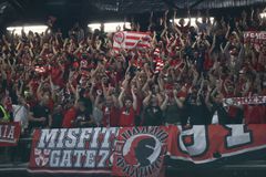 Πως ψηφίζουν στις εκλογές οι οπαδοί του Ολυμπιακού που βρίσκονται στο Κάουνας (vid)