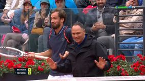 Έξαλλος ο Μεντβέντεφ κόντρα στον Τσιτσιπά: Ξέσπασε στον διαιτητή για τη βροχή! (vid)