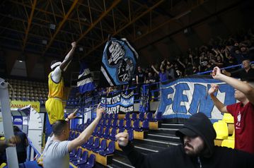 Ο Φρανσίσκο έγινε... ένα με τον κόσμο του Περιστερίου (pic)