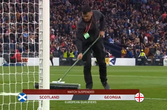 Βγήκαν οι... σκούπες στο Σκωτία - Γεωργία μετά τη διακοπή από τη βροχόπτωση (vid)