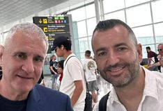 Η κοινή φωτογραφία Κορδόν - Μαρτίνεθ πριν μπουν στο αεροπλάνο για Ελλάδα