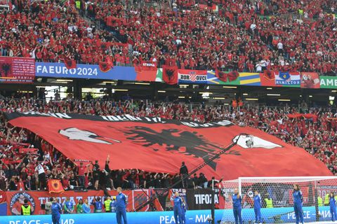 Η UEFA τιμώρησε Σερβία και Αλβανία για ρίψη αντικειμένων, εισβολή οπαδού και προβοκατόρικα συνθήματα