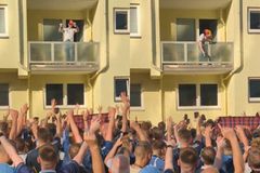 Γερμανός έδινε μπύρες στους Σκωτσέζους από το μπαλκόνι του και αποθεώθηκε (vid)