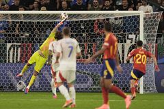 Αδιανόητη απόκρουση του Ντοναρούμα σε οβίδα του Φαμπιάν Ρουίθ - «Βομβάρδισαν» την Ιταλία οι Ισπανοί (vid)