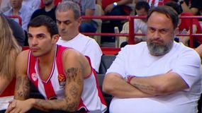 Με ερυθρόλευκη φανέλα στο ΣΕΦ, παρακολουθεί το ντέρμπι ο Μιλτιάδης Μαρινάκης (gallery)