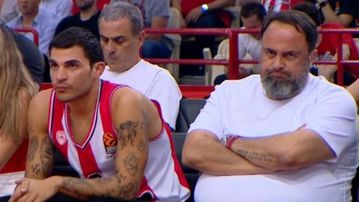 Με ερυθρόλευκη φανέλα στο ΣΕΦ, παρακολουθεί το ντέρμπι ο Μιλτιάδης Μαρινάκης (gallery)