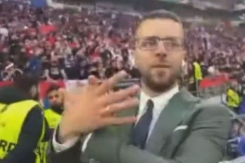 Κοσοβάρος δημοσιογράφος έδειξε τον αλβανικό αετό στους Σέρβους και η UEFA του πήρε τη διαπίστευση