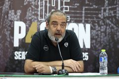 Η στιγμή που «λύγισε» ο Θανάσης Χατζόπουλος (vid)