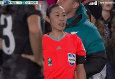 Δείτε τη διαιτήτρια σε αγώνα Παγκοσμίου Κυπέλλου Γυναικών να ανακοινώνει την απόφασή της μέσω μικροφώνου (vid)