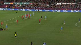 Εισβολέας διέκοψε προσωρινά τον τελικό του Παγκοσμίου Κυπέλλου Γυναικών με μήνυμα κατά του Πούτιν (vid)