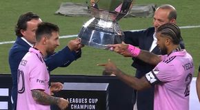 Μεγαλείο Μέσι: Εδωσε το περιβραχιόνιο στον πρώην αρχηγό της Ίντερ Μαϊάμι για να σηκώσει το τρόπαιο (vid)