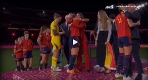 Ο πρόεδρος της Ισπανικής Ομοσπονδίας φίλησε στο στόμα την Ερμόσο χωρίς την έγκριση της και προκάλεσε τον απόλυτο χαμό (vid)