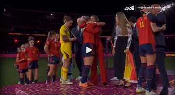 Ο πρόεδρος της Ισπανικής Ομοσπονδίας φίλησε στο στόμα την Ερμόσο χωρίς την έγκριση της και προκάλεσε τον απόλυτο χαμό (vid)