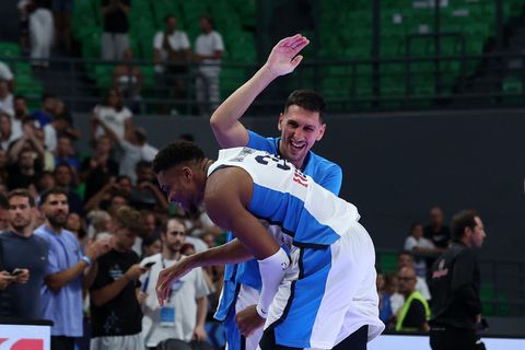 Το φατούρο στον Γιάννη Αντετοκούνμπο και τα χαμόγελα του Λαρεντζάκη και των παικτών της Εθνικής (vid)