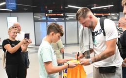 Xαμός στο «Νίκολα Τέσλα» για τον Λούκα Ντόντσιτς: Οι φωτογραφίες και τα αμέτρητα αυτόγραφα (pics)