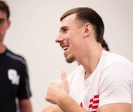 Στην πρώτη προπόνηση της Αρμάνι ο Τσάντσαρ, παρά τον τραυματισμό του (vid)