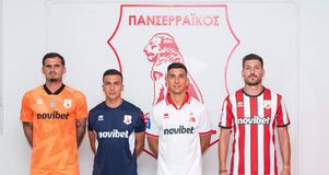 Ο Πανσερραϊκός παρουσίασε τις φανέλες του, «έχασε» τον κόουτς Μπάτσι για την πρεμιέρα με την ΑΕΚ (pics)