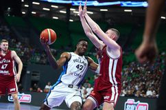 Το φοβερό buzzer beater του Θανάση Αντετοκούνμπο στην πρώτη περίοδο με τη Λετονία (vid)