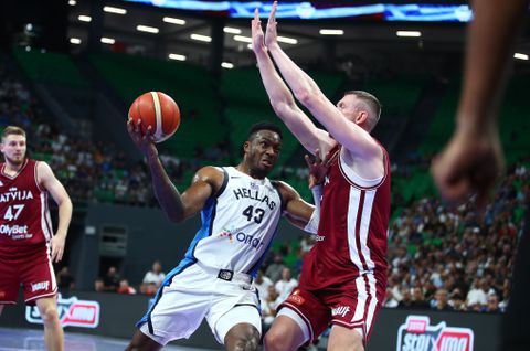 Το φοβερό buzzer beater του Θανάση Αντετοκούνμπο στην πρώτη περίοδο με τη Λετονία (vid)