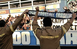 «Το καλοκαίρι ήρωες, τον χειμώνα ξεχασμένοι»: Βραβεύσαν τους εποχικούς πυροσβέστες οι οπαδοί του Ατρόμητου