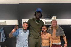 Ο... δίμετρος Χάαλαντ μοιάζει «νάνος» μπροστά στον γίγαντα Μαμαντού Εντιαγέ