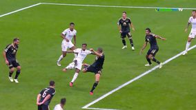 Στο δοκάρι η μπάλα μετά το φοβερό βολ πλανέ του Ροντρίγκο