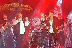 Ο Μάριος Ηλιόπουλος γιόρτασε τα γενέθλιά του τραγουδώντας στο πλευρό του Αργυρού (vid)