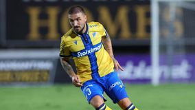 Νέο «σόου» Σταφυλίδη και αποθέωση από τους οπαδούς του ΑΠΟΕΛ (vid)