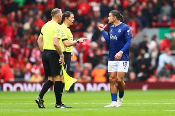 Έξαλλος ο Γκρίλις με τη διαιτησία μετά το Λίβερπουλ - Έβερτον: «Δεν το έχω δει ποτέ στη ζωή μου αυτό»