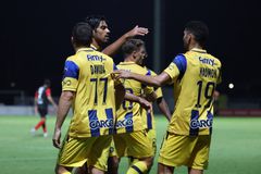 Ζόρικη νίκη με ανατροπή για τη Μακάμπι των δέκα παικτών που έκανε το 4/4 πριν τον ΠΑΟΚ