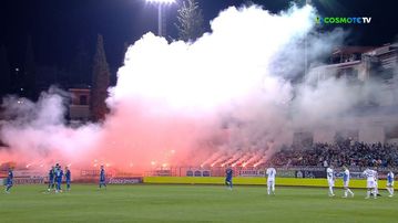 «Καυτή» ατμόσφαιρα από τους οπαδούς της Λαμίας κατά την είσοδο των ομάδων