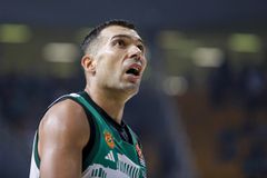 Σκασμένος ο Σλούκας στα αποδυτήρια μετά τη χαμένη βολή