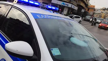 Περιπολικό κουβαλάει ψυγείο (video)