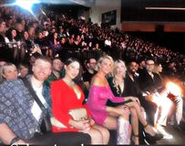 Ουόκαπ και ΜακΚίσικ στα MadWalk - Έκανε πασαρέλα η Μπέριλ με φόρεμα της Κριθαριώτη (vid)