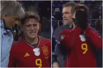 Η απόγνωση και τα δάκρυα του Γκάβι στα αποδυτήρια: «Δεν το πιστεύω, γιατί σε εμένα;» (vid)