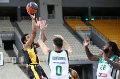 Η τελευταία επίθεση της ΑΕΚ: Η διαμαρτυρία του Κουζμίνσκας για φάουλ και ο μοιραίος Ραντλ