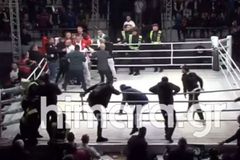 Το απόλυτο χάος στην Αλβανία: Θεατές όρμηξαν και πλάκωσαν Κολομβιανό πυγμάχο μέσα στο ρινγκ (vid)