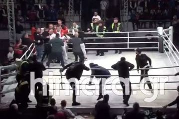 Το απόλυτο χάος στην Αλβανία: Θεατές όρμηξαν και πλάκωσαν Κολομβιανό πυγμάχο μέσα στο ρινγκ (vid)